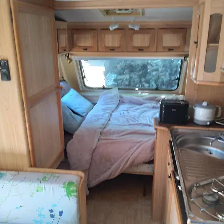 Kemping Caravane Sur Espace Ombrage Vallabrègues