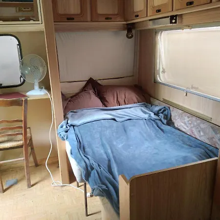 Caravane Sur Espace Ombrage Vallabrègues