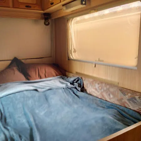 Kemping Caravane Sur Espace Ombrage Vallabrègues