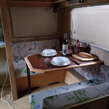 Caravane Sur Espace Ombrage * Vallabrègues