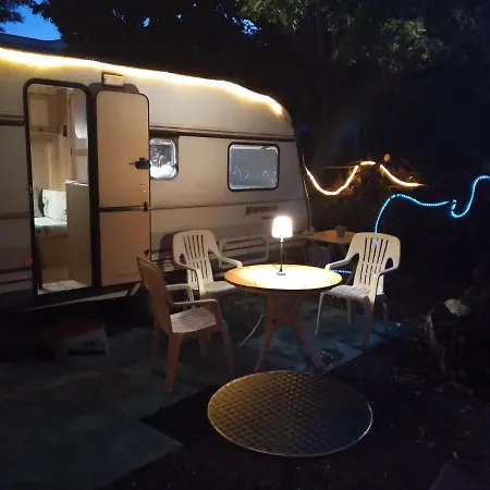 Caravane Sur Espace Ombrage